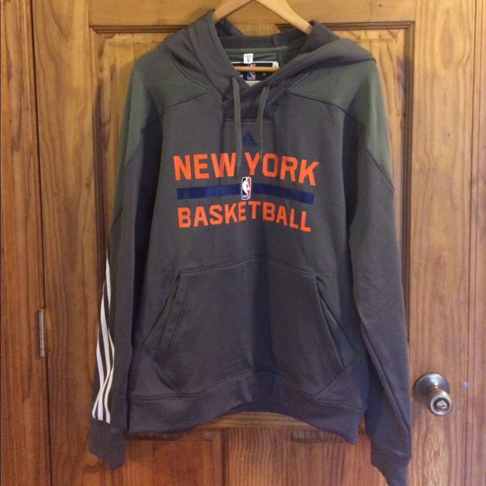 New York Knicks sweatshirt