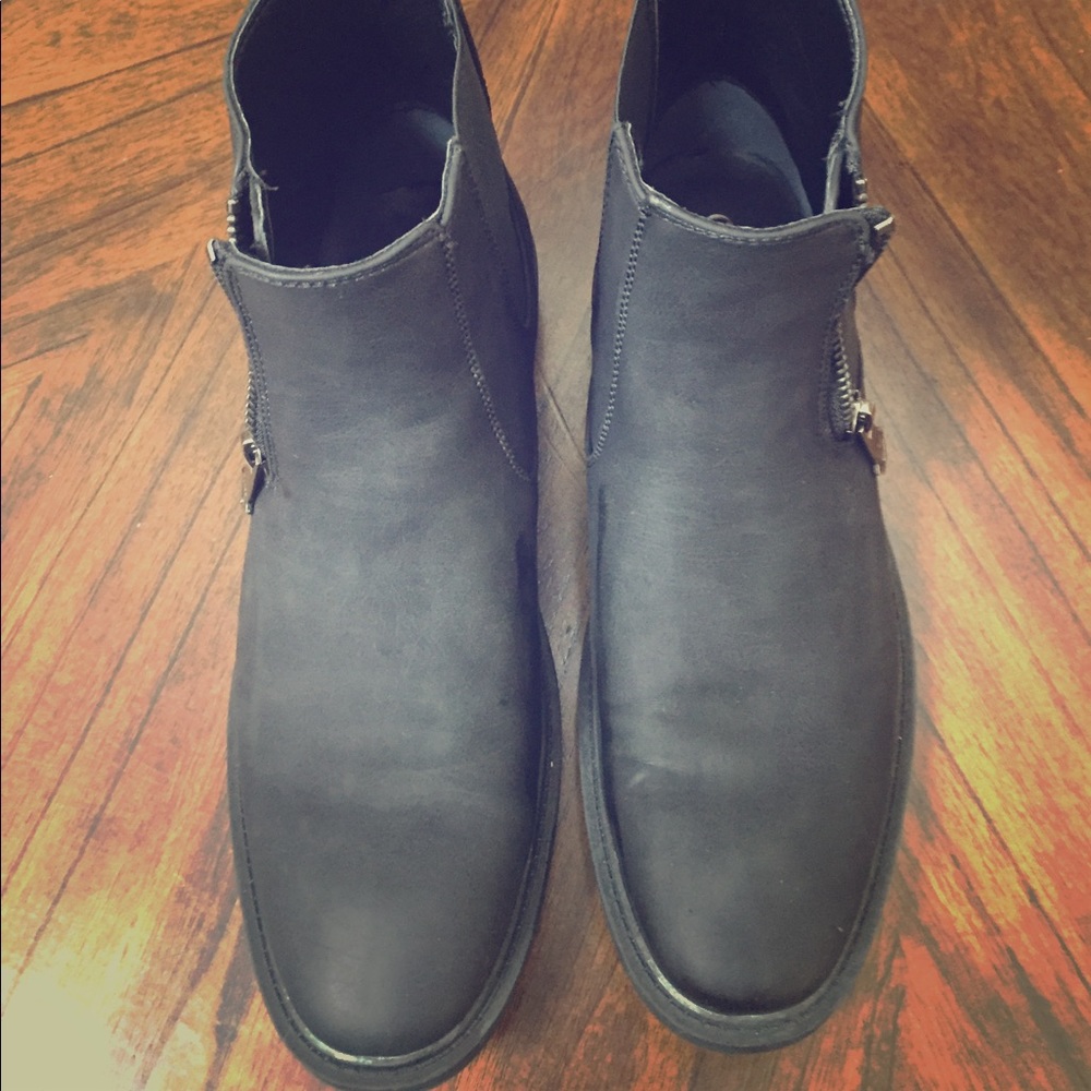 New men's Guess Black Chelsea boots (worn once)