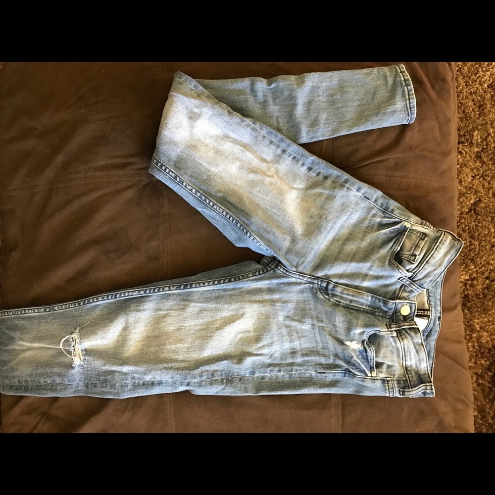 SÚPER TRENDY H & M light denim high waisted jeans!