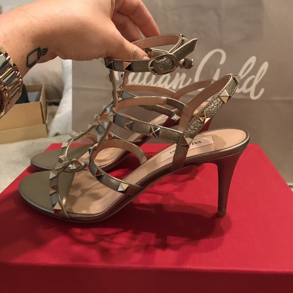 FREE overnight shipping! NIB Valentino Rockstuds!
