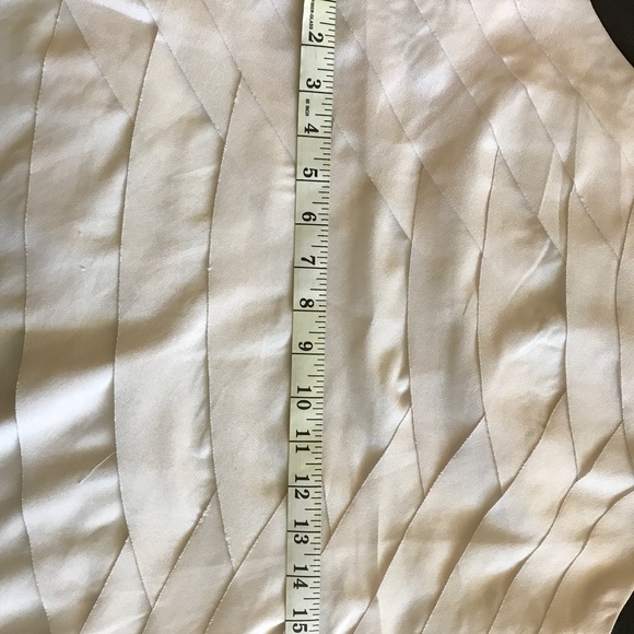 ADORABLE cream blouse with detail - Picture 4 of 4