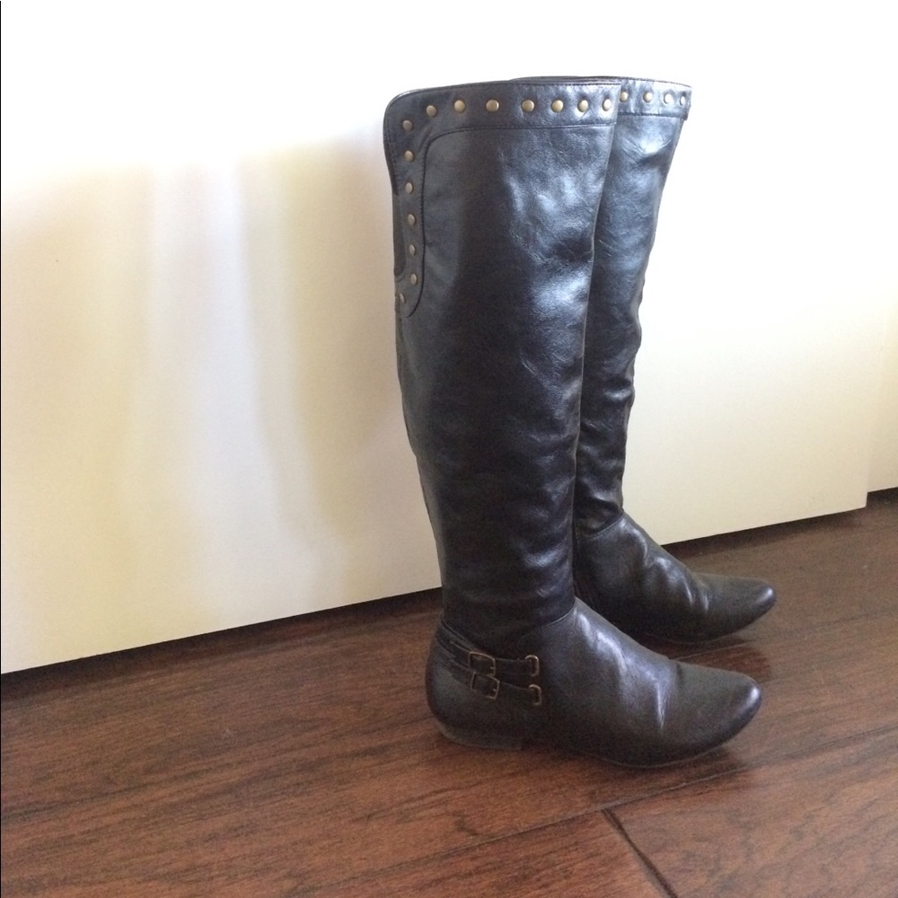 Knee-high black boots :: cliffs by white mountain