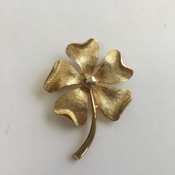 Vintage Jewelry - Vintage clover flower brooch gold tone Sarah Cov
