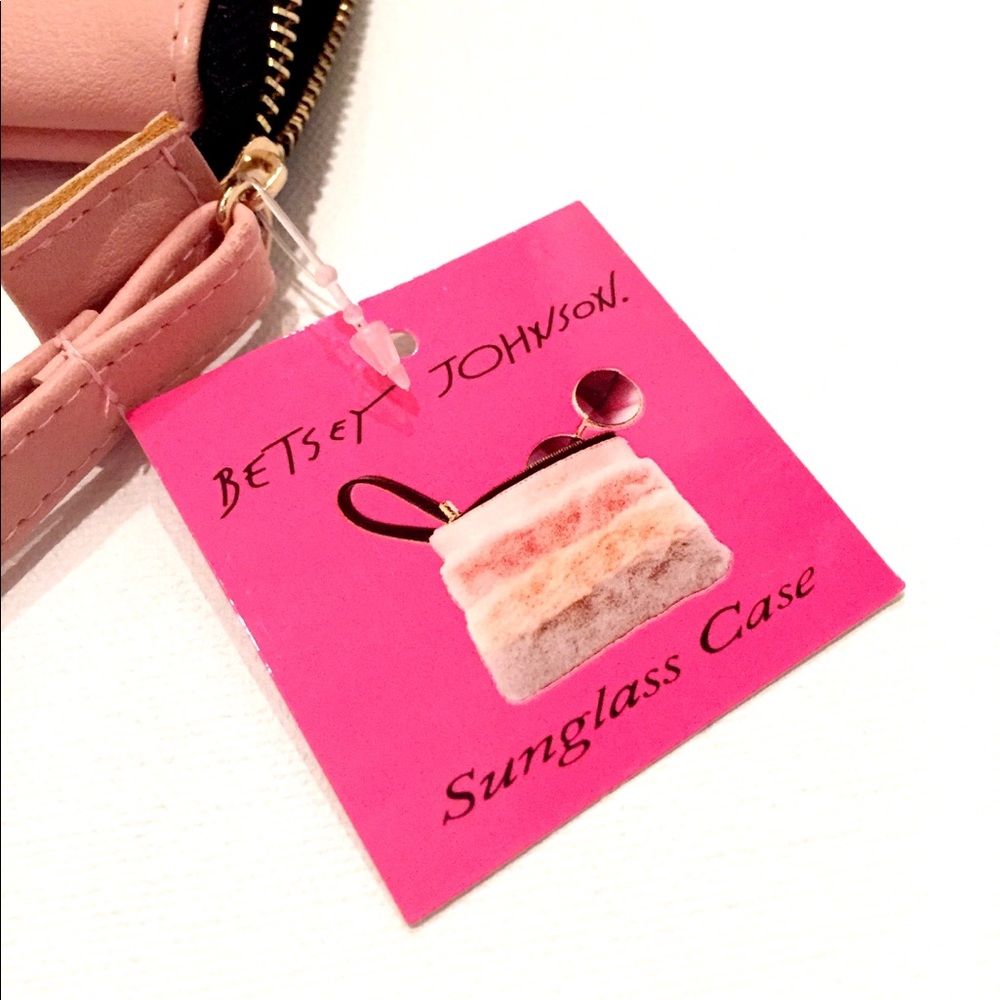 🌷SALE🌷 NWTs Betsy Johnson Wristlet  FIRM PRICE - Picture 6 of 7