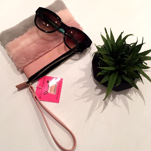 🌷SALE🌷 NWTs Betsy Johnson Wristlet  FIRM PRICE - Picture 2 of 7