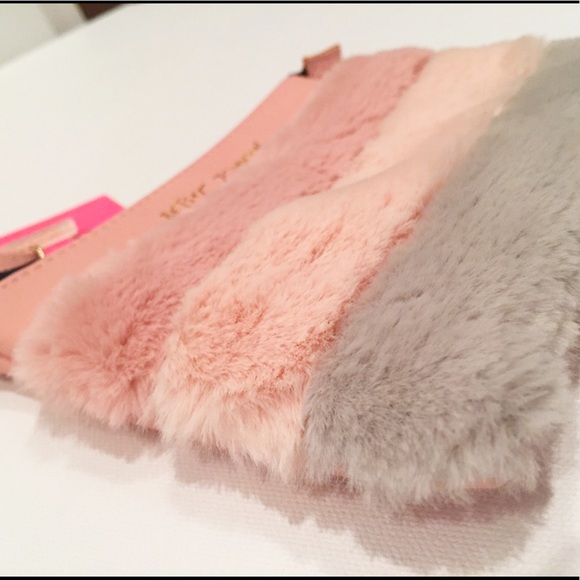 🌷SALE🌷 NWTs Betsy Johnson Wristlet  FIRM PRICE - Picture 4 of 7