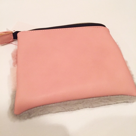 🌷SALE🌷 NWTs Betsy Johnson Wristlet  FIRM PRICE - Picture 5 of 7