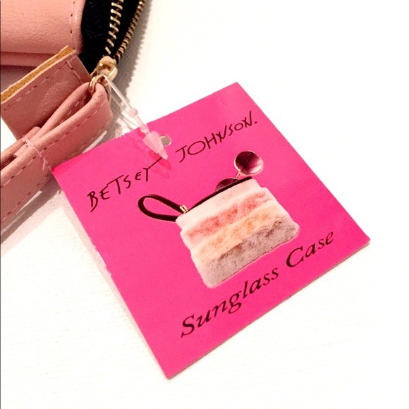 🌷SALE🌷 NWTs Betsy Johnson Wristlet  FIRM PRICE - Picture 6 of 7