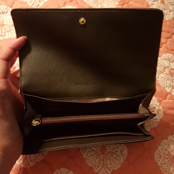 Michael Kors Wallet - Picture 2 of 7