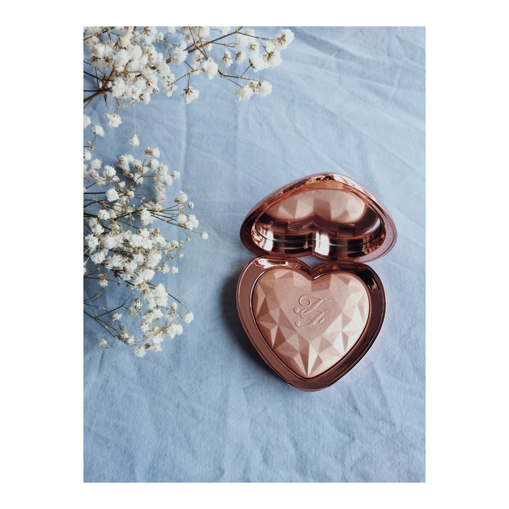 Too Faced Love Light Prismatic Highlighter