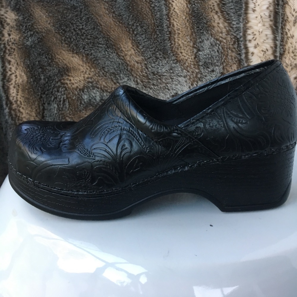 Excellent BASS Black Clogs Melinda floral pattern