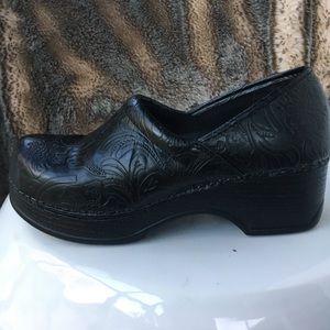 Excellent BASS Black Clogs Melinda floral pattern