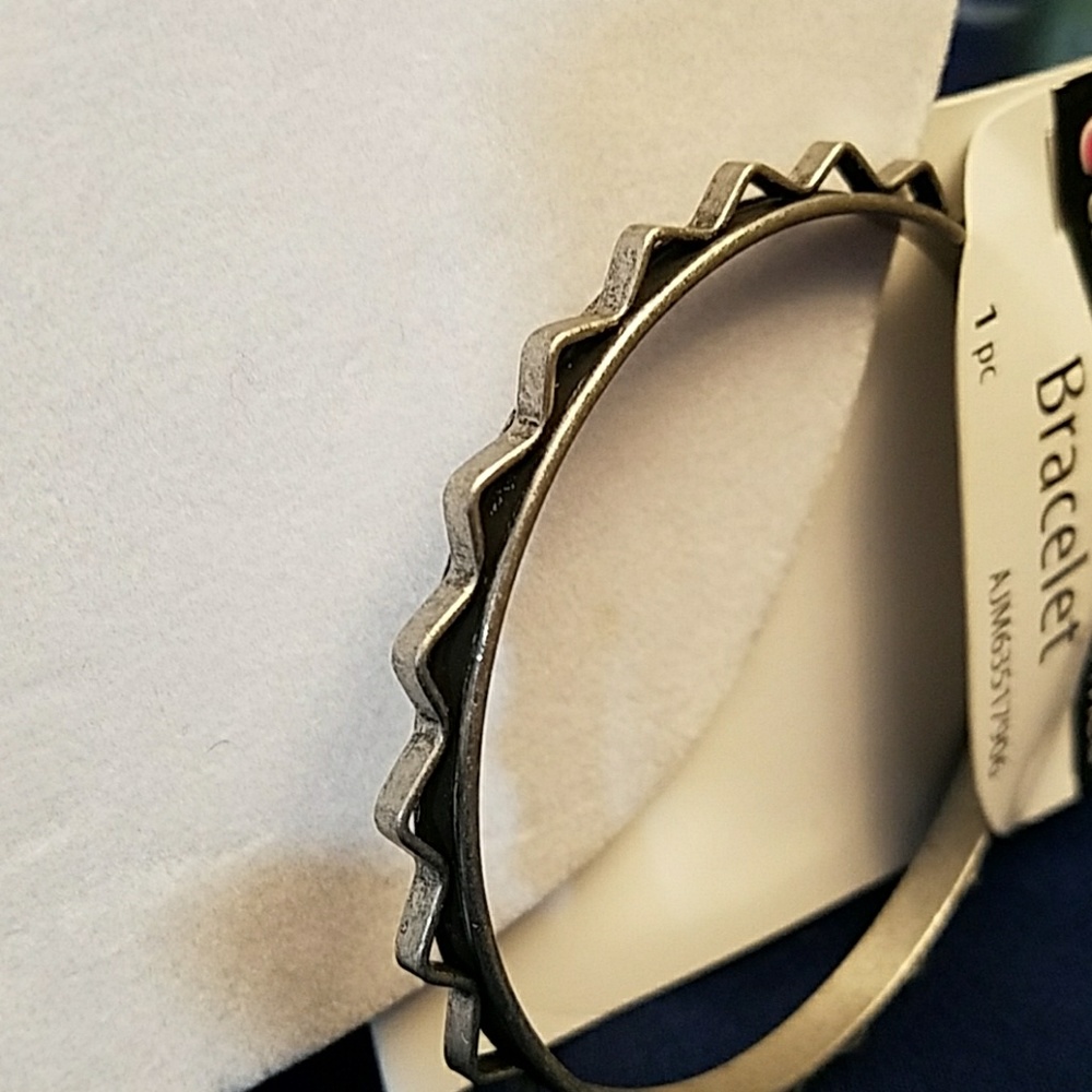 Silver tone bangle bracelet *NWT - Picture 3 of 4