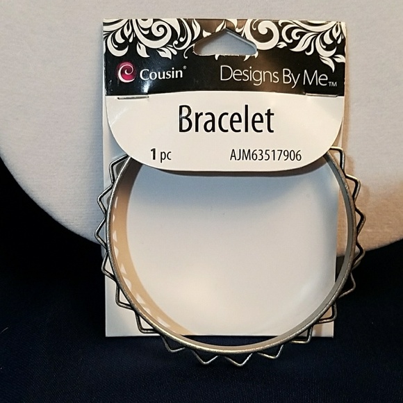 Silver tone bangle bracelet *NWT - Picture 2 of 4