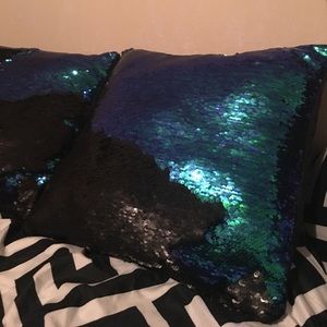 Sequence decorative pillows (2)