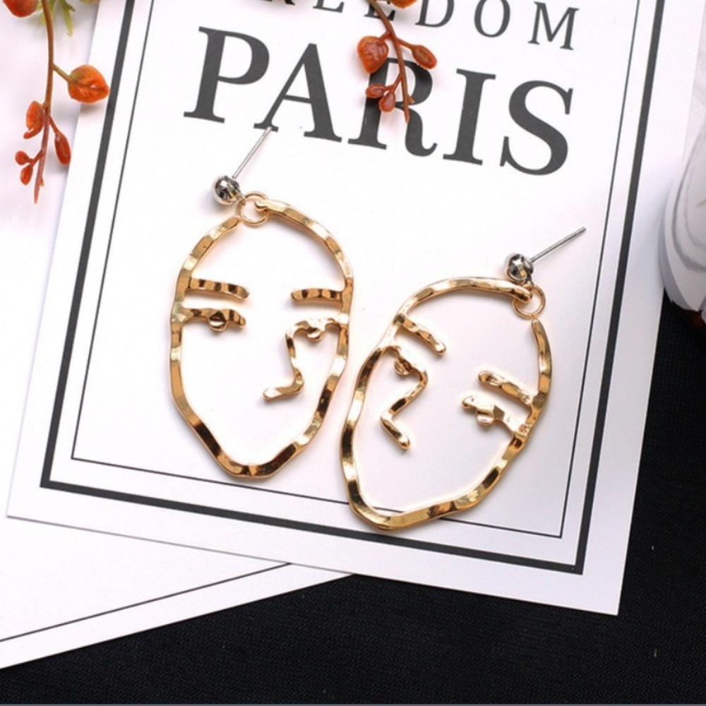 🔄🆕 VALERIA Gold Carved Face Earrings