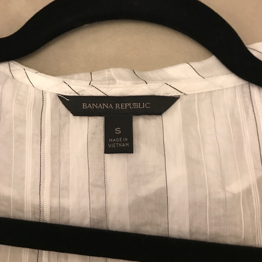Banana Republic Ruffle top - Picture 2 of 5