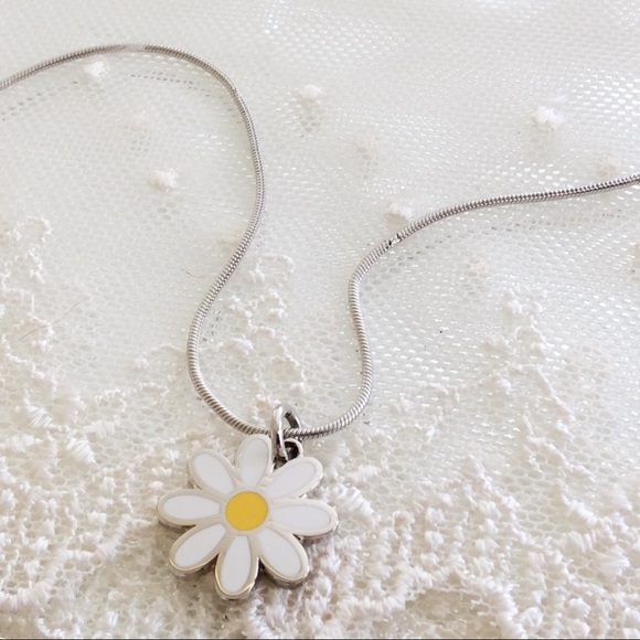 ⭐️SOLD⭐️SET! White Daisy Charm Necklace & Bracelet - Picture 2 of 5