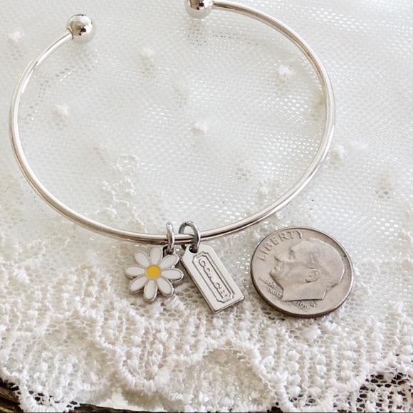 ⭐️SOLD⭐️SET! White Daisy Charm Necklace & Bracelet - Picture 5 of 5