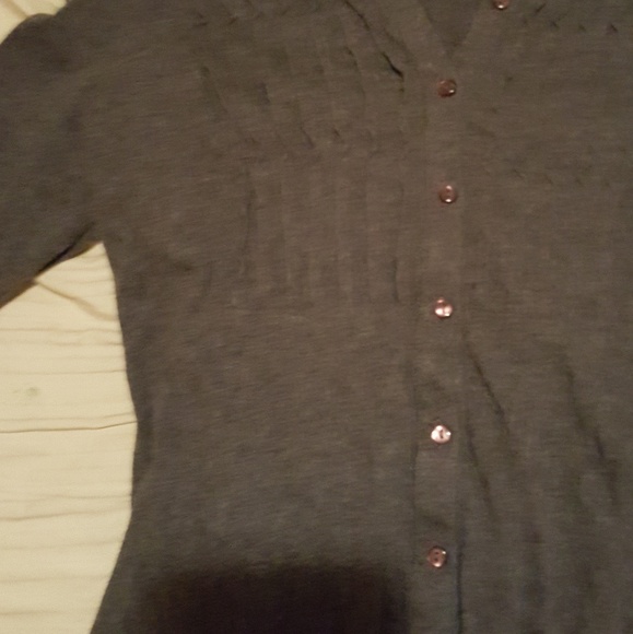 Gray Ruffle front Top - Picture 2 of 4