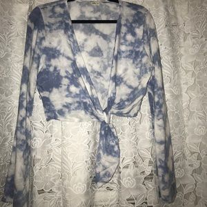 Hollister  Bell-Sleeve Tie-Front Crop Top