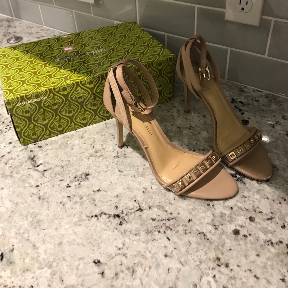Gianni Bini Nude Heels