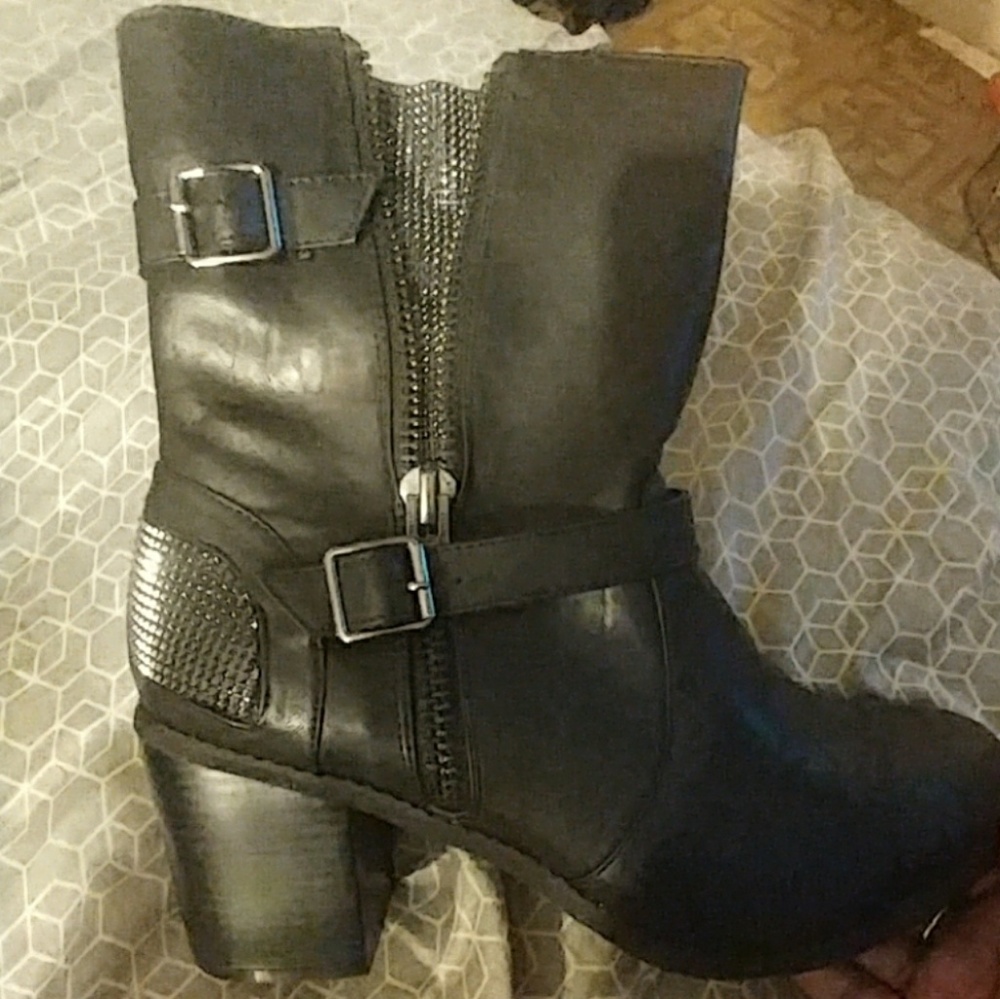 NIB Black Metal Mesh Heel