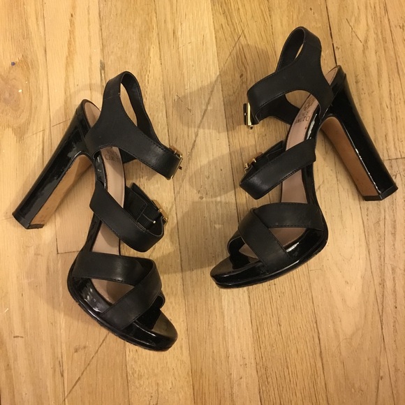 [Vince Camuto] Black Strappy Chunky Heel Sandal - Picture 3 of 6