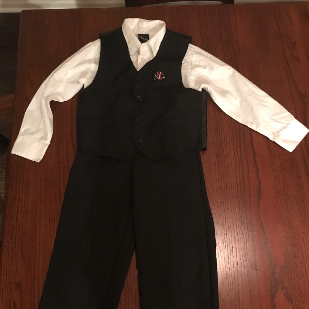 Boys size 7 suit. Gently used.
