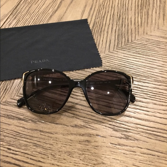 ✨Prada Sunglasses - Picture 2 of 8