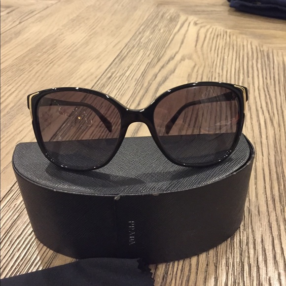 ✨Prada Sunglasses - Picture 3 of 8