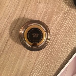 Liquid gold pigment by makeup geek