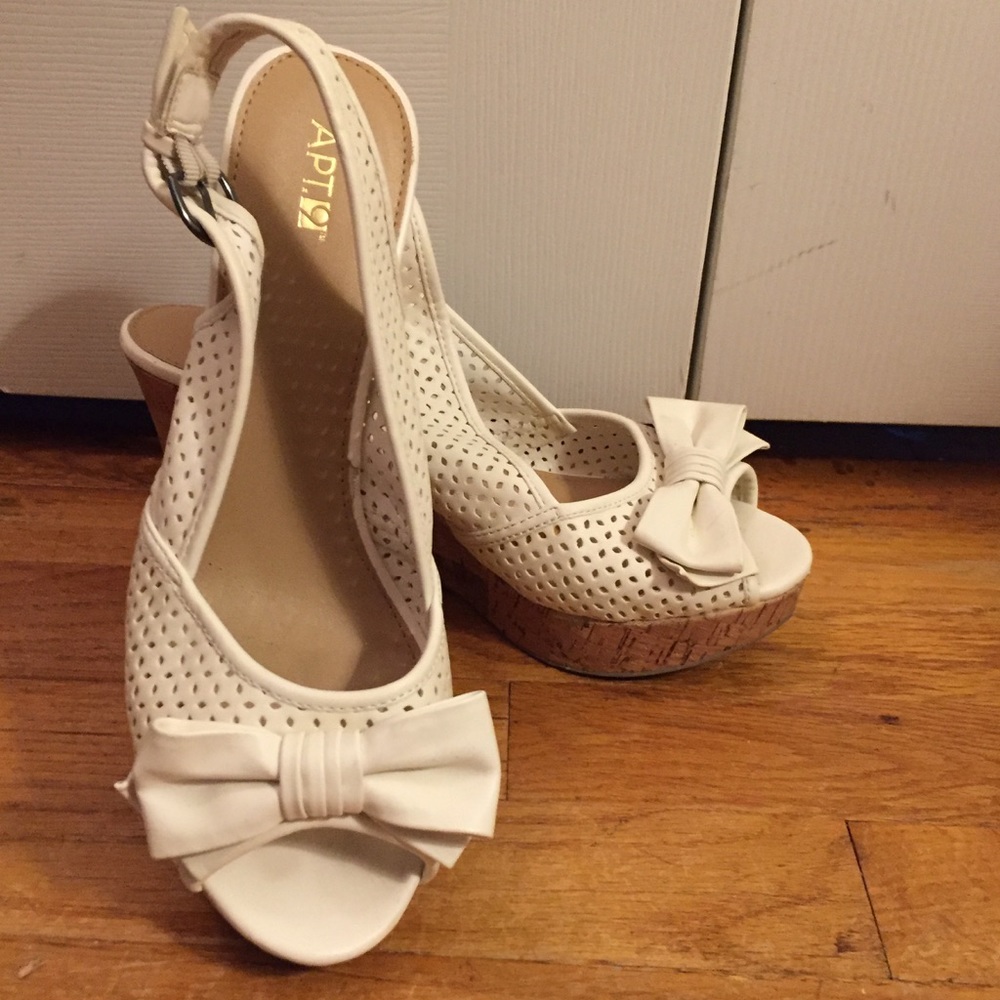 EUC white bow sling back wedges