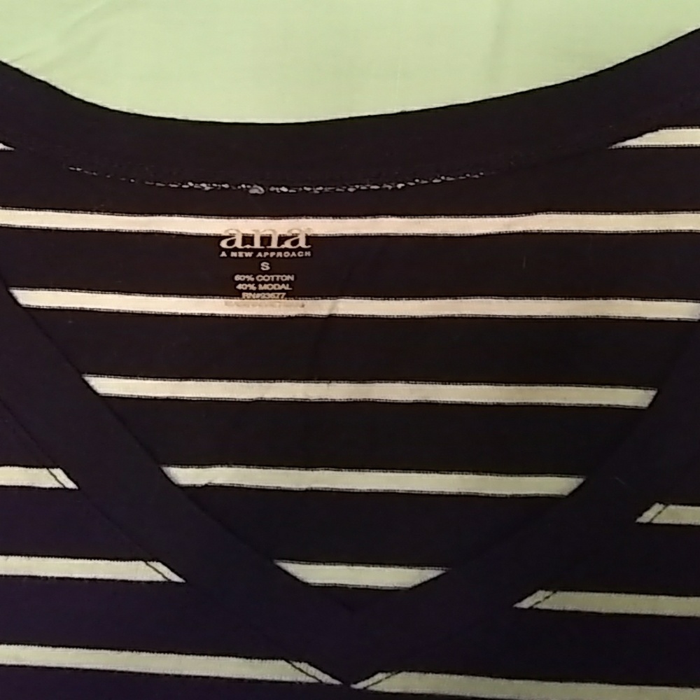 Women's tee Small - Picture 2 of 2
