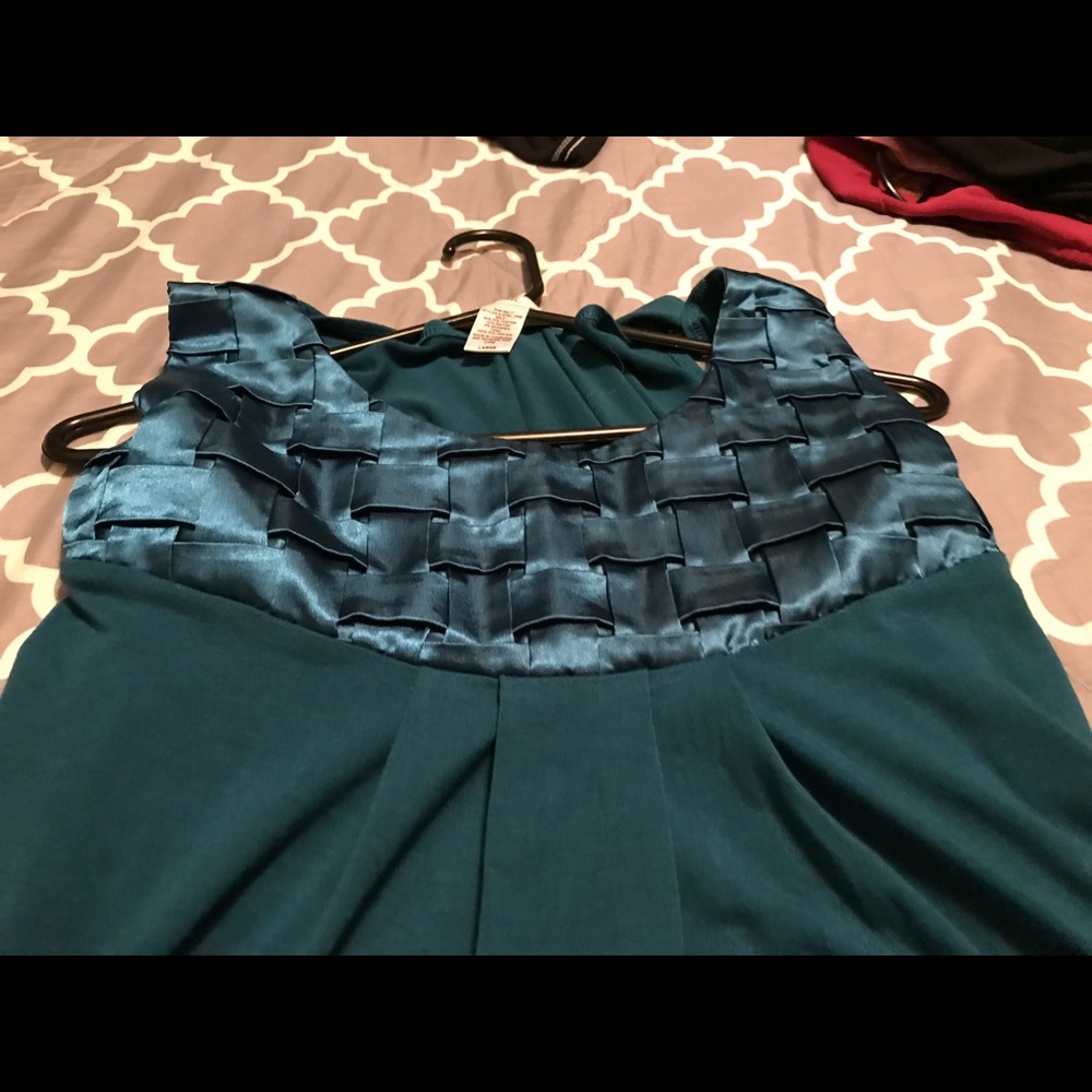 Studio Y Sleeveless Shirt with Decorative neckline