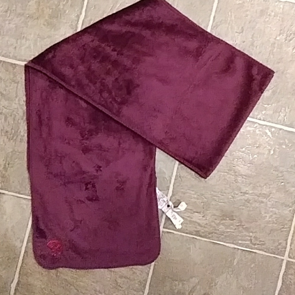 Woman's MOUNTAIN HARDWEAR dark purple FLEECE SCARF