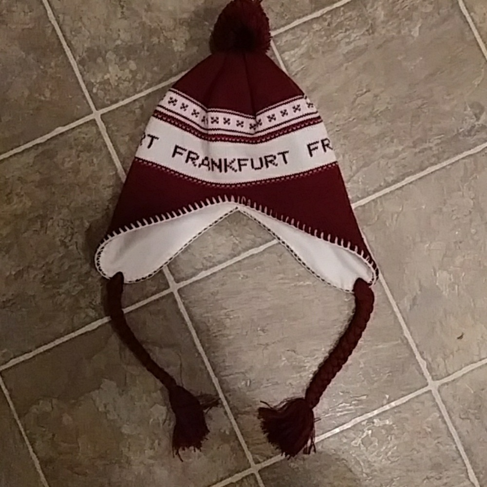 Frankfurt winter braided hat burgundy Germany