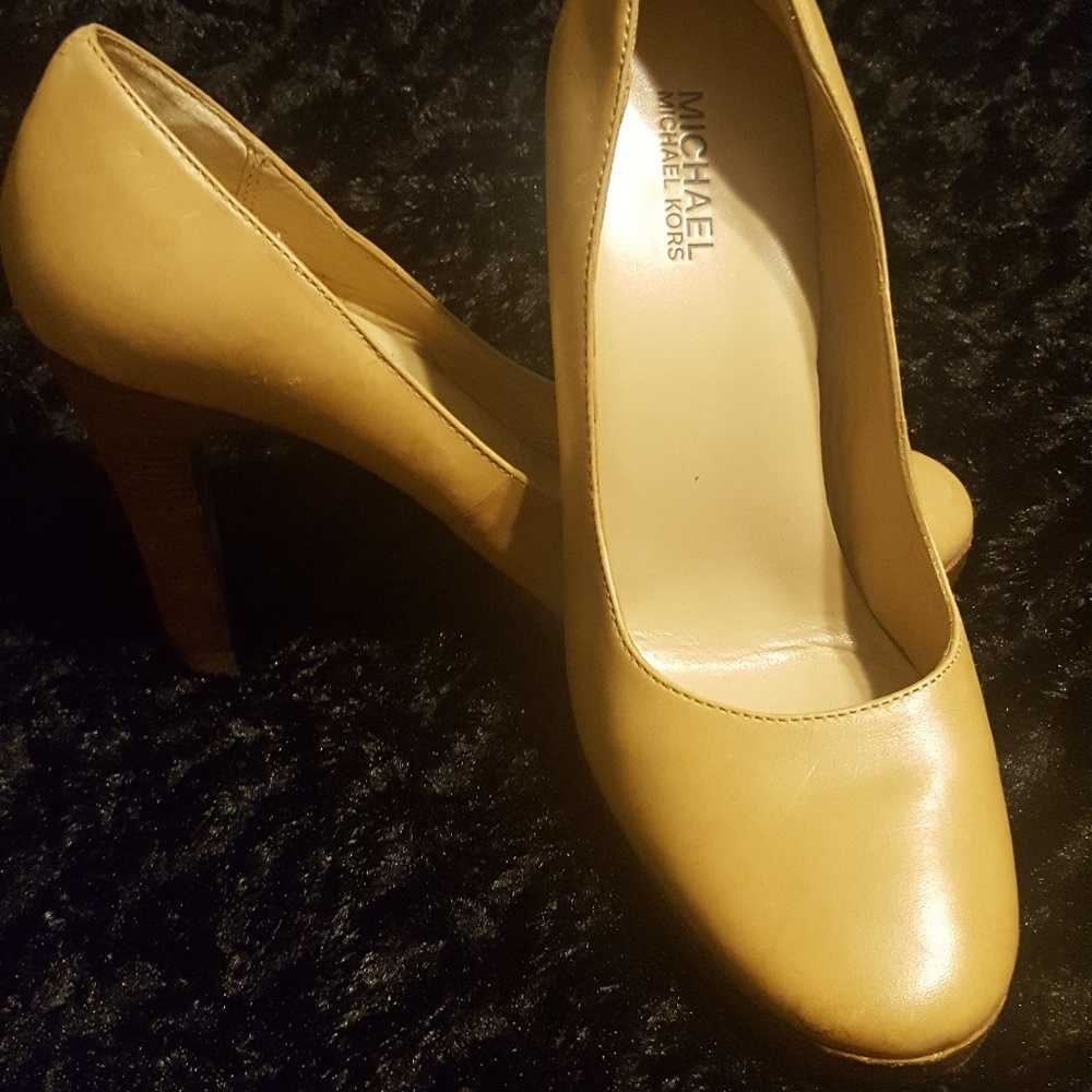 Michael Kors tan size 8 heels
