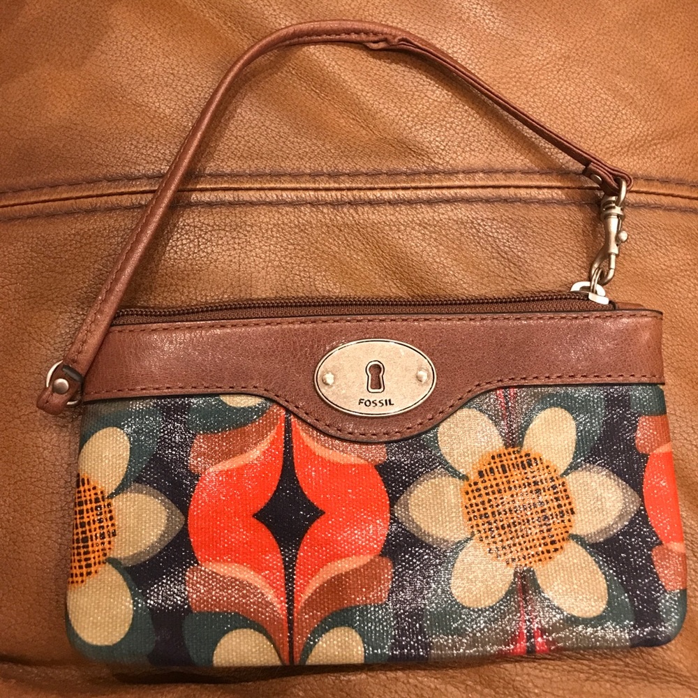 Fossil flowered wristlet
