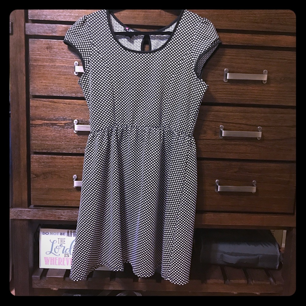 Pullover black and white dress