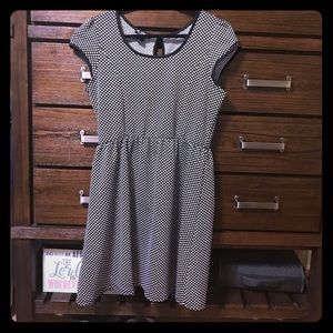Pullover black and white dress