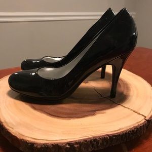 Jessica Simpson: All black heels
