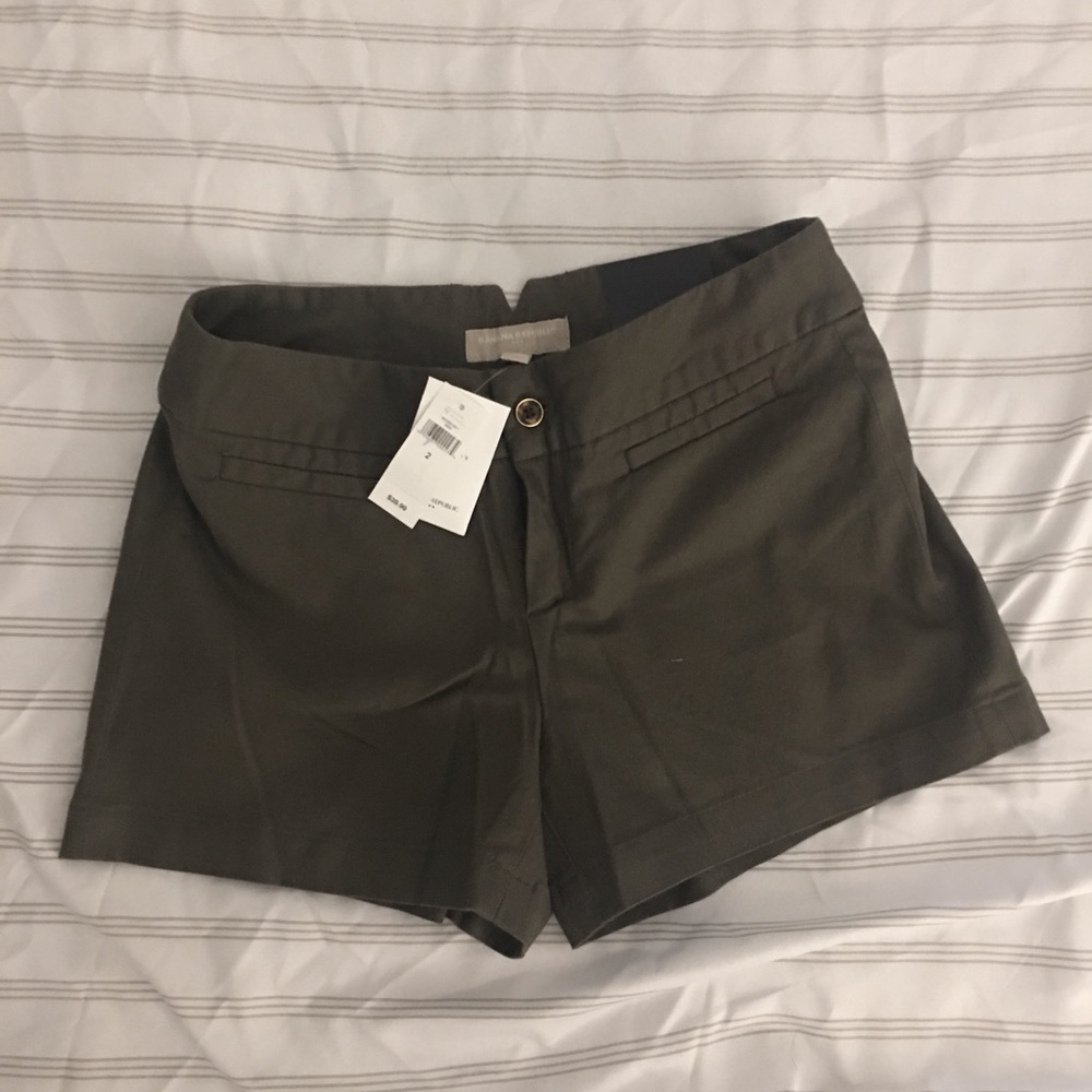 🍁Banana republic shorts olive -new with tag 3 1/2