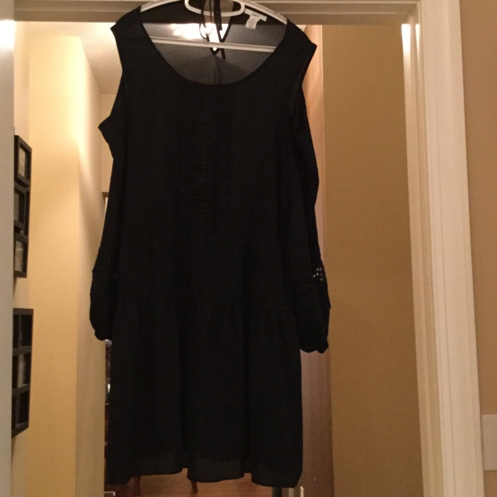 Flowy dress - cold shoulders - day or night dress.