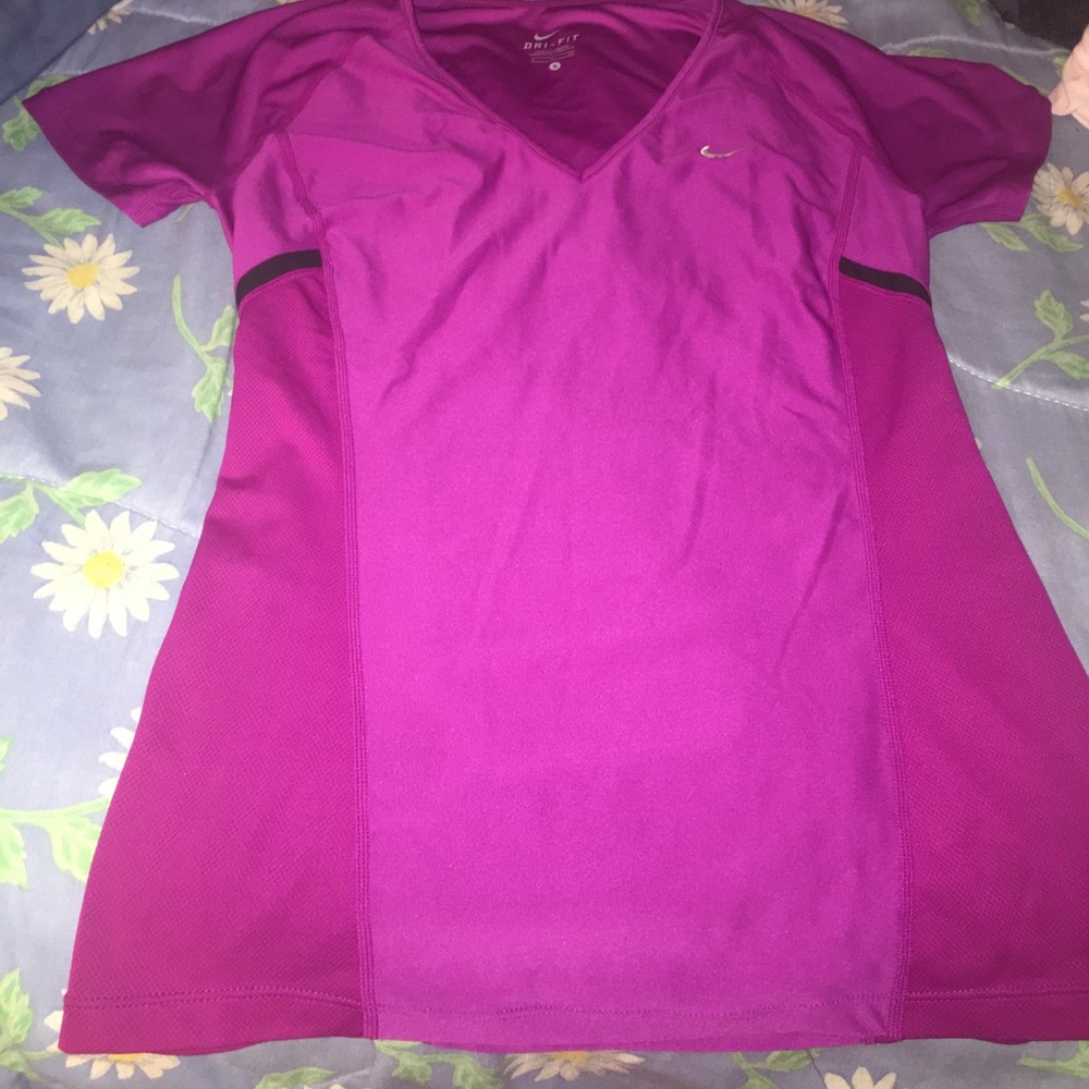 Cute workout Nike shirt!! Goes with anything.