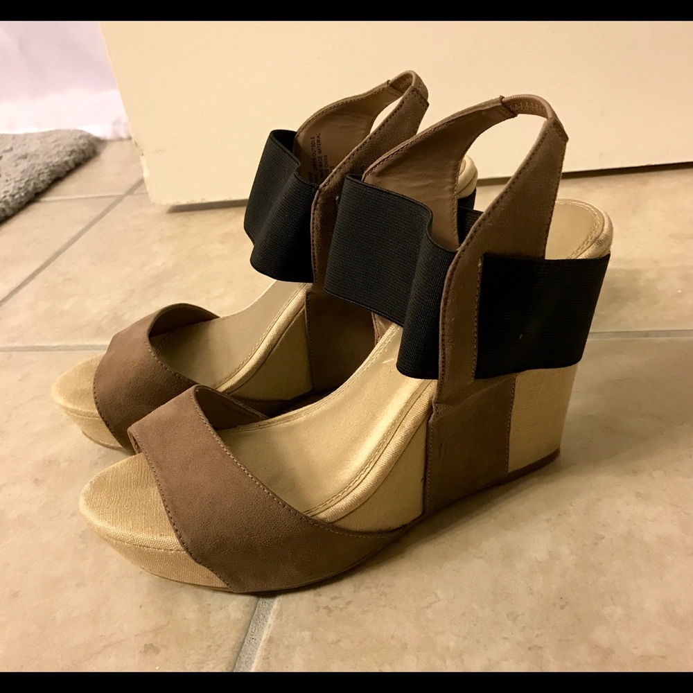 Nine West Monochromatic Strappy Wedges