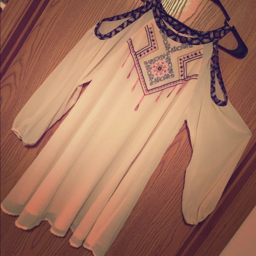 Gorgeous, peek-a-boo shoulder dress.