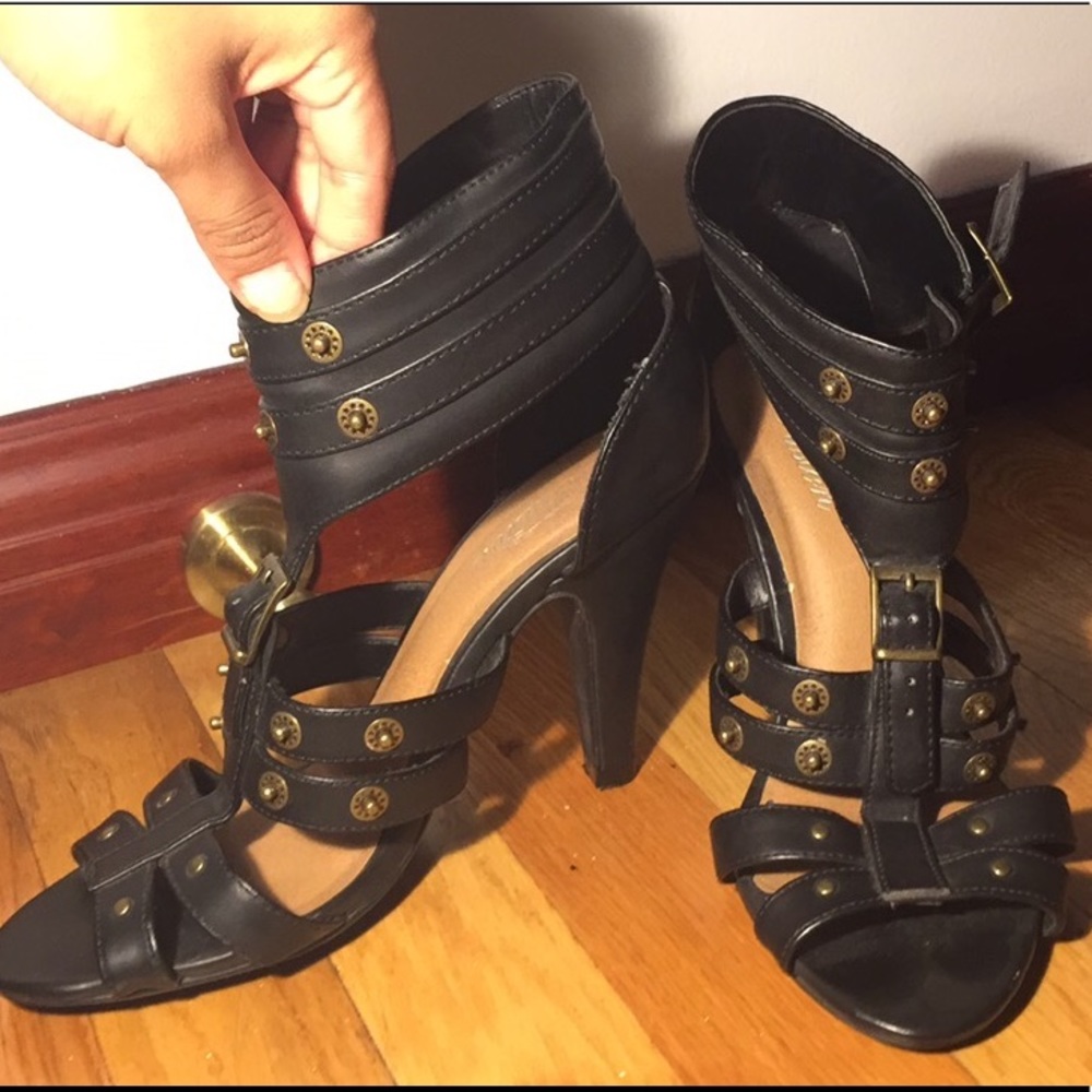 Need to go❗️Black Studded Heals