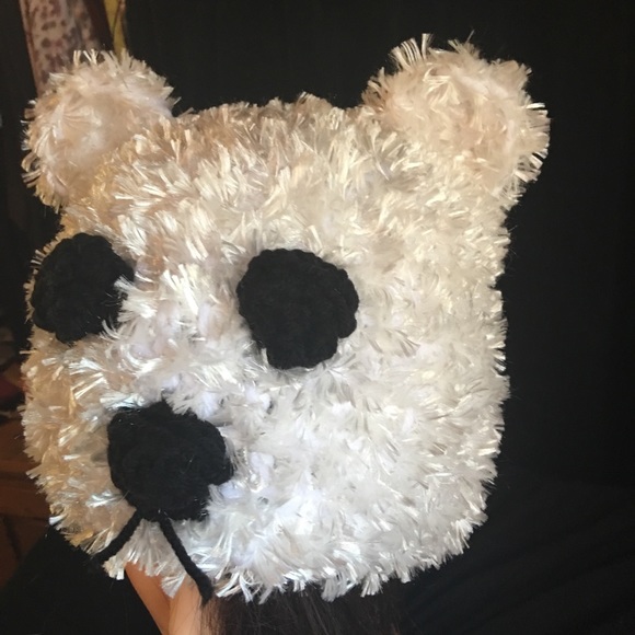 Fuzzy and extremely soft polar bear hat - Picture 2 of 3