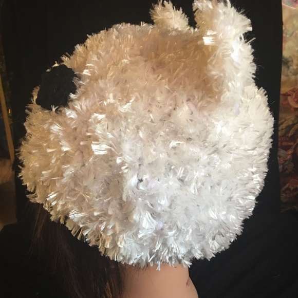 Fuzzy and extremely soft polar bear hat - Picture 3 of 3